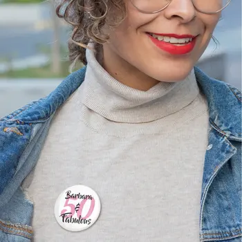 50 Ve Muhteşem Kişiselleştirilmiş Doğum Günü Partisi Yumuşak Düğme Pin Şapka Kadın Hediye Yaka Elbise Broş Dekor Karikatür Metal Sevimli